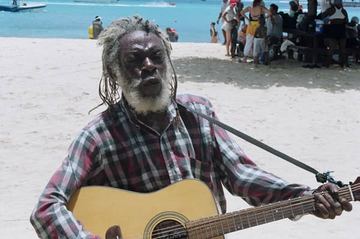 Nieco starszy Jamajczyk – plażowy wykonawca reggae. Oczywiście Bob Marley był jego uczniem...
