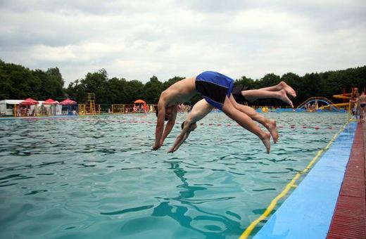 Zanim skoczysz do wody – pomyśl i ochłodź się pod prysznicem – radzą ratownicy WOPR.