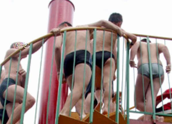 Nie wiadomo, ilu korzystających z basenu wcześniej wypiło drinka.