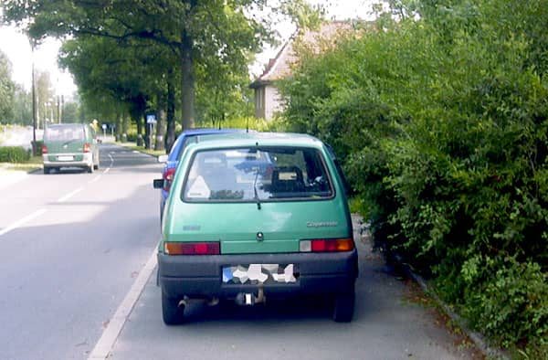 Stojące na chodniku pojazdy to codzienność przy ulicy Mickiewicza.