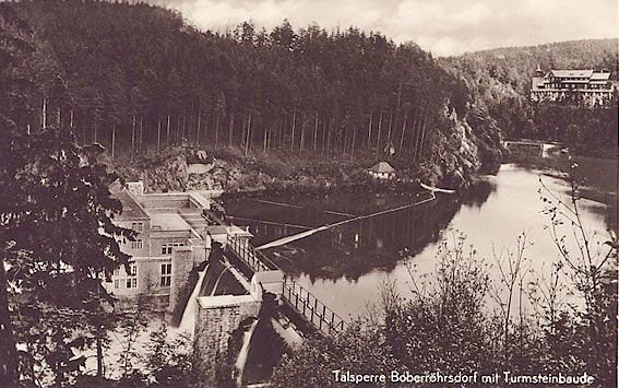 Swoista symbioza przemysłu z naturą: elektrownia wodna Boberroehersdorf, a w tle schronisko Turmsteinbaude.