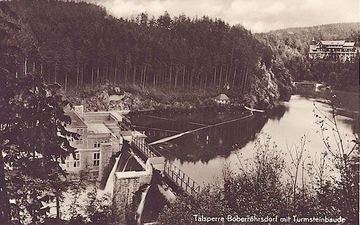 Swoista symbioza przemysłu z naturą: elektrownia wodna Boberroehersdorf, a w tle schronisko Turmsteinbaude.