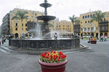 Plaza de Armas. Fontanna z 1651 projektu Antonia de Rivas, wicekróla hiszpańskiego.