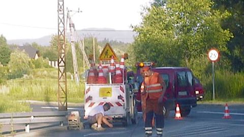 Ekipy drogowców przygotowują nawierzchnię jezdni do pomalowania.