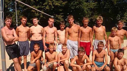 Zawodnicy pozują do wspólnego zdjęcia.