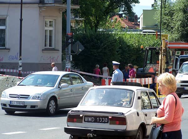 W centrum stolicy Karkonoszy kierowcy dawno nie widzieli policjanta kierującego ruchem.