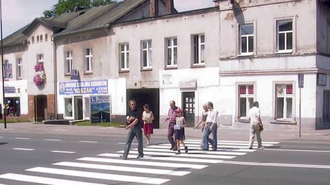 Świeżo pomalowane zebry na ulicy Wolności.