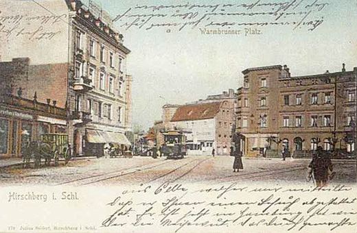 Warmbrunnerplatz – nie ma jeszcze kamienicy z restauracją Centralną. Widać nielicznych przechodniów, tramwaj napędzany gazem i konne pojazdy.