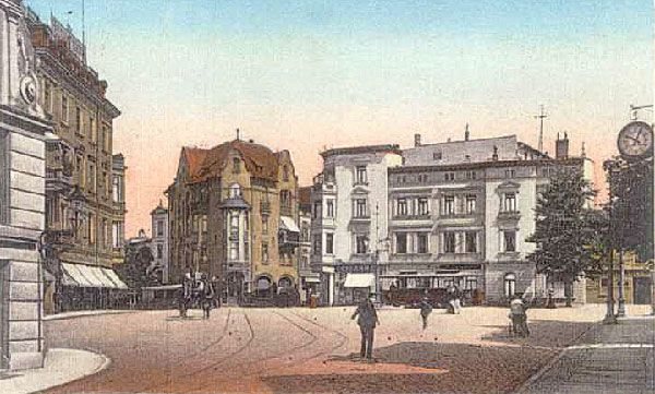 Café Restaurant Central już stoi. Po prawej nieistniejący już dziś zegar uliczny. Jeszcze nie ma przystanku tramwajowego z kioskiem.