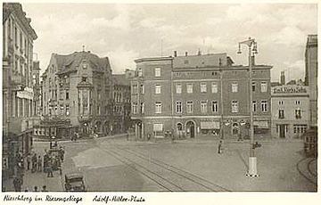 Pocztówka z lat 30-tych. Patronem placu jest już Adolf Hitler.