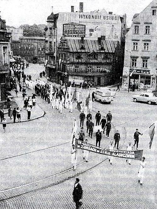 Zapaśnicy maszerują w pochodzie pierwszomajowym na placu Bieruta.