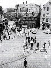 Zapaśnicy maszerują w pochodzie pierwszomajowym na placu Bieruta.