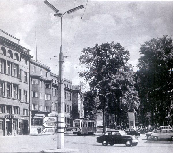Żelbetonowy słup: brzydkie lampy uliczne, tramwaj linii nr 5 (typu 5N z Chorzowa)i charakterystyczne dla schyłku lat 60-tych samochody. Ale wtedy jeszcze plac miał swój klimat…