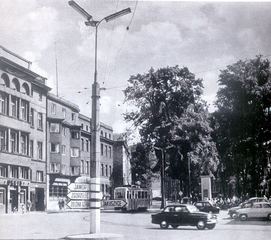 Żelbetonowy słup: brzydkie lampy uliczne, tramwaj linii nr 5 (typu 5N z Chorzowa)i charakterystyczne dla schyłku lat 60-tych samochody. Ale wtedy jeszcze plac miał swój klimat…