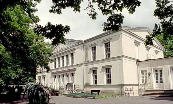 Jest to jeden z najstarszych uzdrowiskowych teatrów na Dolnym Śląsku. Pochodzi z 1835 roku.
