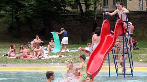 Przy skokach z wieży ratownicy apelują do kąpiących się o ostrożność.