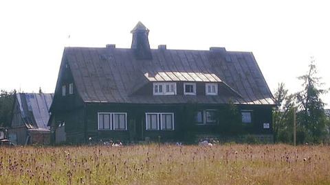 Wędrowcy mogą wypocząć i przenocować w jedynym pozostałym po dawnej wiosce budynku.