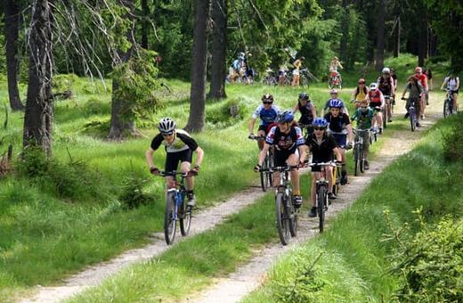 Czy cykliści wolą dojechać na szlaki o własnych siłach?