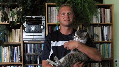 Marek Herzberg ze swoim kotem Malwinką.