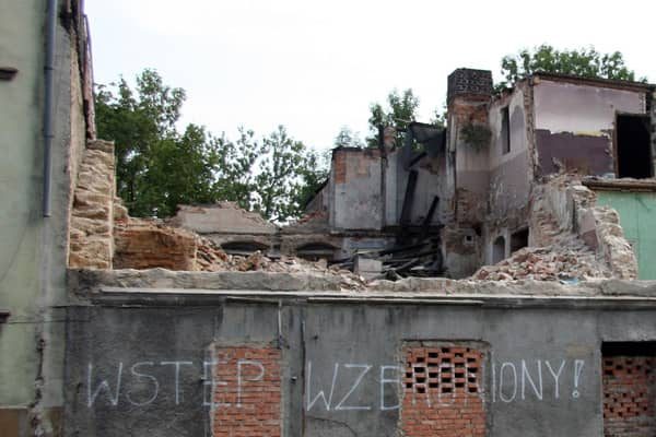 Zakaz przejścia, ale przechodnie spokojnie spacerują.