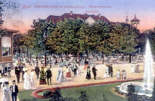 Promenada uzdrowiskowa w parku Zdrojowym w szczycie sezonu na przełomie XIX i XX wieku.