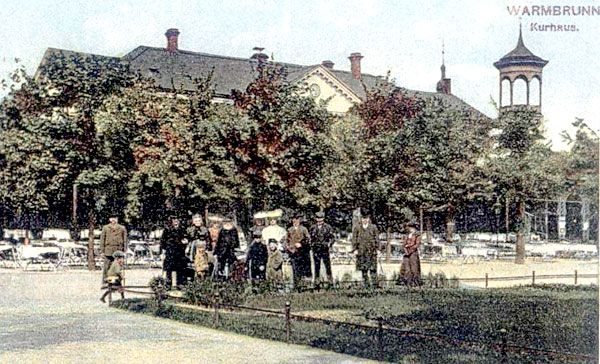 Pamiątkowe zdjęcie z kuracji w Warmbrunn: w tle Dom Zdrojowy. Po kilku przebudowach dziś jest tu pawilon sanatoryjny „Edward”.