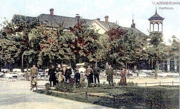 Pamiątkowe zdjęcie z kuracji w Warmbrunn: w tle Dom Zdrojowy. Po kilku przebudowach dziś jest tu pawilon sanatoryjny „Edward”.