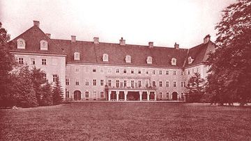 Lata 30. Pałac Schaffgotschów z parkową łąką.
