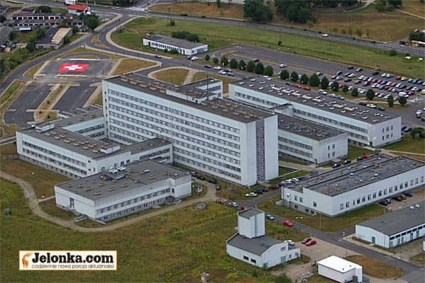 Widok szpitala z lotu ptaka. W tle widać lądowisko.