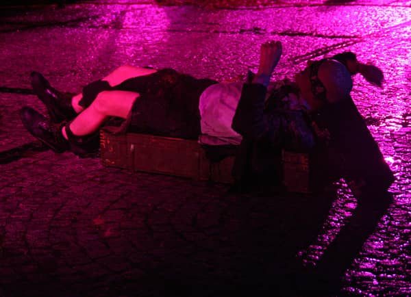 Uliczni artyści w strugach deszczu
