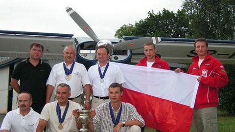 Na zdjęciu stoją: Marek Kachaniak, Janusz Darocha, Zbigniew Chrząszcz, Michal Bartler, Michał Osowski. U dołu: sędzia, Krzysztof Skętowicz, Michał Wieczorek.