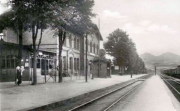 Obrazek ze stacji kolejowej jeszcze przed elektryfikacją linii, która nastąpiła w roku 1920.