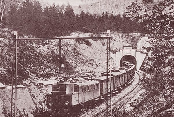 Tunel między Janowicami i Trzcińskiem. Skład ciągnięty przez elektrowóz. Kierunek: Jelenia Góra.