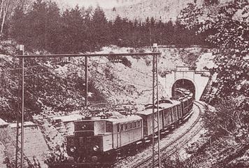Tunel między Janowicami i Trzcińskiem. Skład ciągnięty przez elektrowóz. Kierunek: Jelenia Góra.