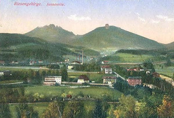 Panorama Janowic: Sokolik i Krzyżna Góra. Widać nieistniejące już dziś kominy dawnej papierni, zburzone w 1998 roku.