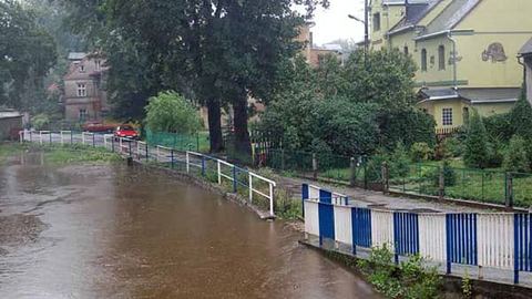 Poziom wody w Bobrze zbliża się do stanu alarmowego.