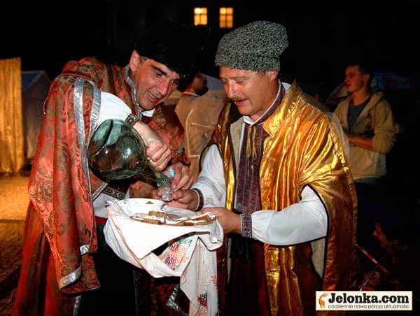 Ciekawe, co ukraińscy artyści mieli w tej karafce...