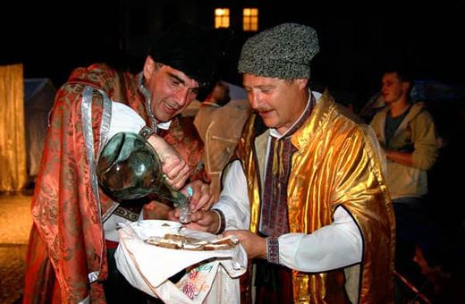 Ciekawe, co ukraińscy artyści mieli w tej karafce...