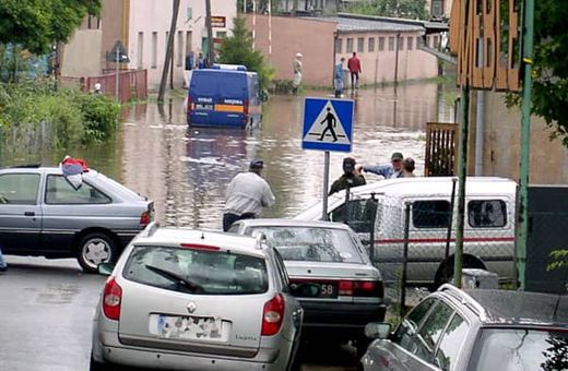 Ulica Wiejska wciąż pozostaje nieprzejezdna.