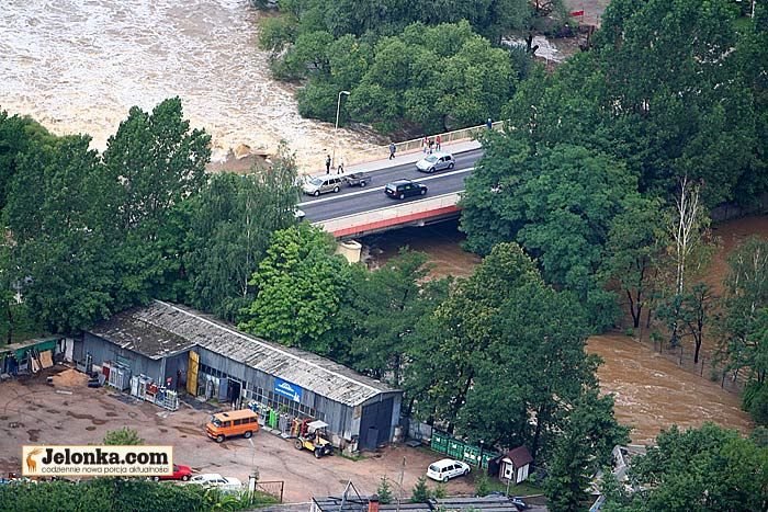 Tereny zalane przez Bóbr. W tle panorama osiedla Zabobrze.