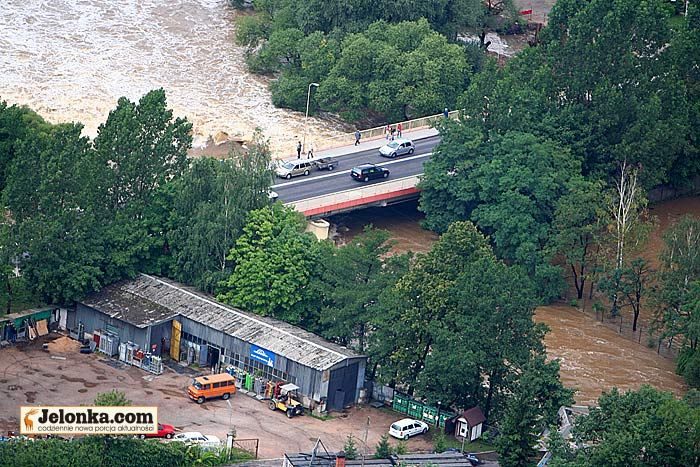 Tereny zalane przez Bóbr. W tle panorama osiedla Zabobrze.