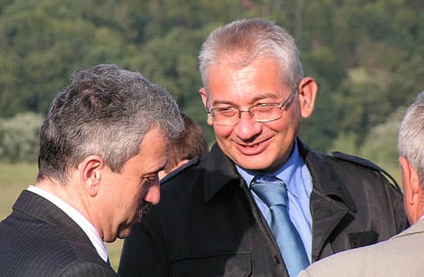 Wicepremier Dorn w obstawie ochroniarzy przed urzędem miasta w Piechowicach.
