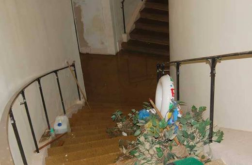 Pracownicy uzdrowiska osuszają podmyty przez wody gruntowe basen w Domu Zdrojowym.