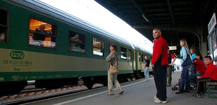 Na peronie jeleniogórskiego dworca tłumów nie ma.