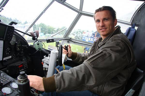 Andrzej Brylak za sterami antonowa.