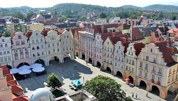 Plac Ratuszowy po remoncie. Z daleka wygląda nieźle.