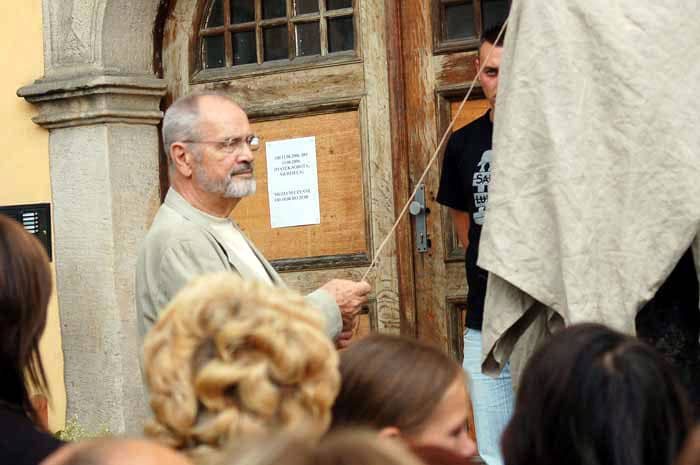 Sylwester Chęciński odsłania tabliczki w Zaułku Filmowym z nazwiskami aktorki Joanny Kurowskiej oraz filmowców: Jerzego Rutowicza i Andrzeja Ramlaua.