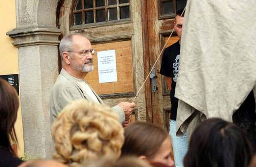 Sylwester Chęciński odsłania tabliczki w Zaułku Filmowym z nazwiskami aktorki Joanny Kurowskiej oraz filmowców: Jerzego Rutowicza i Andrzeja Ramlaua.