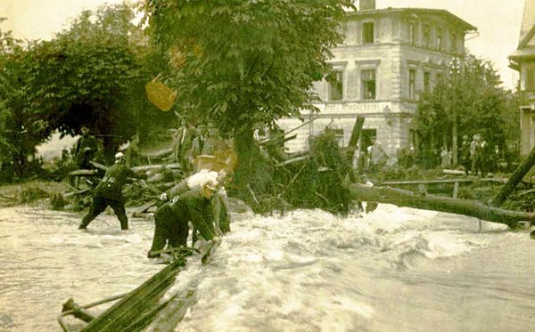 Strażacy walczą z powodzią w Hermsdorfie (Sobieszów). Końcówka lipca 1897 roku.