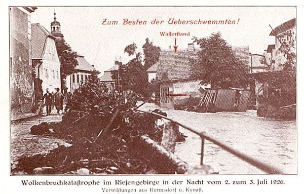 Sobieszów z 3 lipca 1926 roku. Czerwona kreska na budynku pokazuje najwyższy poziom wody Wrzosówki.